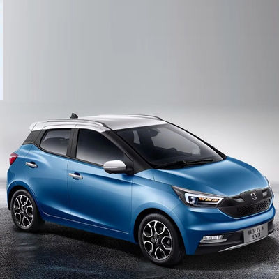 Un buen precio. 2023 Energía JMC EV3 Sedan de automóvil eléctrico Blanco/Azul Máximo poder 36KW Velocidad rápida 100km/h Ideal para conducir en la ciudad en línea