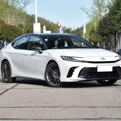 Un buen precio. Encuentra 2023 Toyota Camrys Vehículos híbridos con manejo a mano izquierda en blanco y negro con peso de 1555 kg en asequible en línea